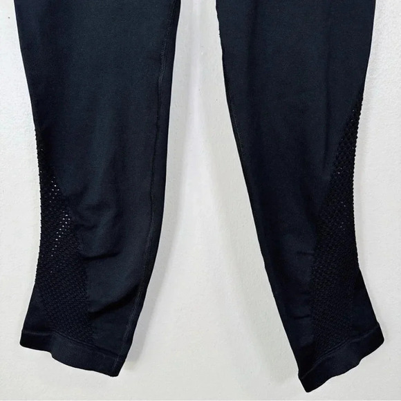 Athleta Breakthrough  Laser Cut Black Capri - Picture 7 of 15